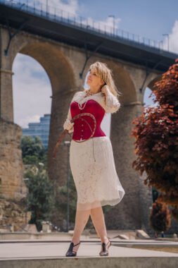 Corseted dominatrix in Luxembourg 253x380